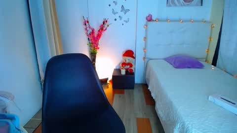 stef read my description online show from February 2025 03:35:01 PM