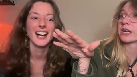 Snapshot of 2girls1boat chatting on November 2025 04:40:01 AM Zenon Zelda online show from November 2025 04:40:01 AM