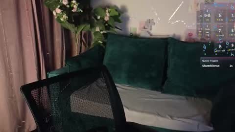 _ash_leyy_ online show from October 2025 01:37:02 AM