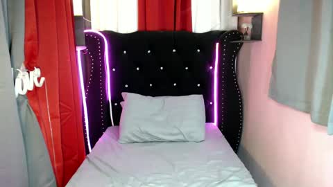 Snapshot of _athenamiller_ chatting on December 2024 10:45:01 AM SelfsuckAthena online show from December 2024 10:45:01 AM