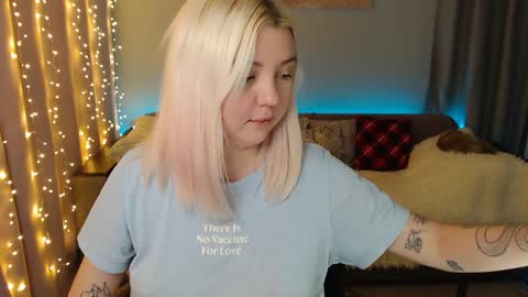 Snapshot of _blonde_barbie_ chatting on December 2024 03:47:02 AM Elizabeth online show from December 2024 03:47:02 AM