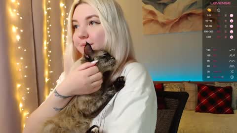 Snapshot of _blonde_barbie_ chatting on December 2024 09:44:02 PM Elizabeth online show from December 2024 09:44:02 PM