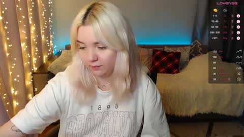 Snapshot of _blonde_barbie_ chatting on December 2024 03:27:02 AM Elizabeth online show from December 2024 03:27:02 AM