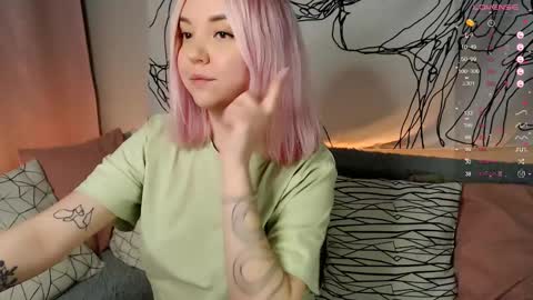 Snapshot of _blonde_barbie_ chatting on March 2025 09:11:02 PM Elizabeth online show from March 2025 09:11:02 PM