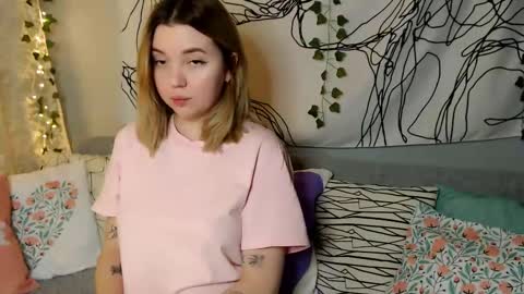 Snapshot of _blonde_barbie_ chatting on October 2025 01:23:01 PM Elizabeth online show from October 2025 01:23:01 PM