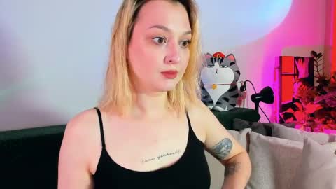 Snapshot of _ccrystaa_ chatting on May 2026 10:12:02 AM Christina Chris online show from May 2026 10:12:02 AM