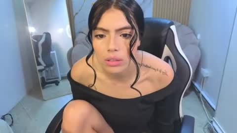 _charlottee_b online show from June 2026 01:01:02 PM