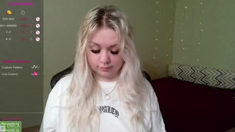 Snapshot of _elven_dreams__ chatting on December 2024 08:18:01 AM chloue and Gretta online show from December 2024 08:18:01 AM