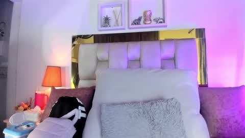 Isabella online show from October 2025 12:02:02 PM