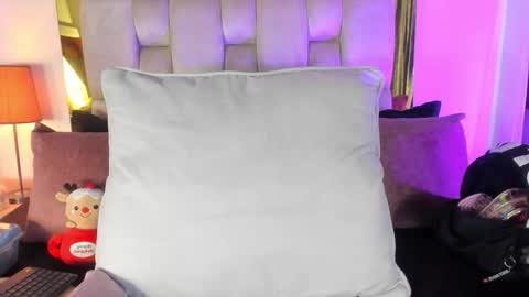 Isabella online show from November 2025 12:08:02 PM