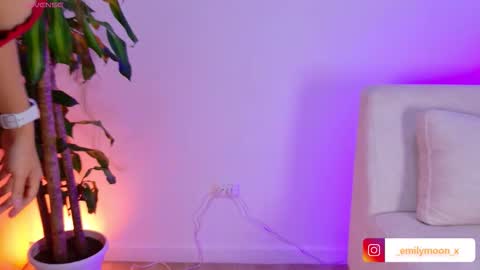 Snapshot of _emilymoon_x chatting on March 2026 01:22:01 AM Emi online show from March 2026 01:22:01 AM