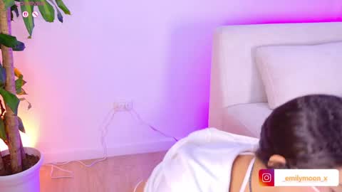 Snapshot of _emilymoon_x chatting on April 2026 02:09:02 AM Emi online show from April 2026 02:09:02 AM