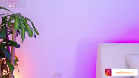 Snapshot of _emilymoon_x chatting on April 2026 01:03:01 AM Emi online show from April 2026 01:03:01 AM