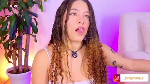 Snapshot of _emilymoon_x chatting on April 2026 01:06:01 AM Emi online show from April 2026 01:06:01 AM