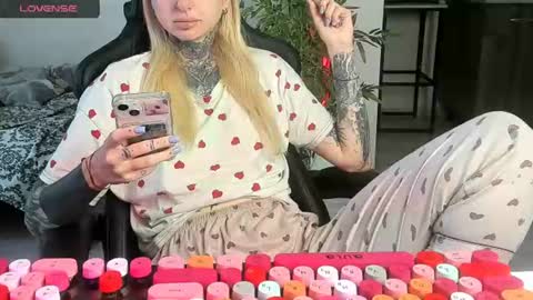 Snapshot of _feralberry__ chatting on June 2026 06:37:02 AM Alis online show from June 2026 06:37:02 AM