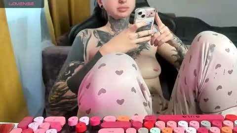 Snapshot of _feralberry__ chatting on July 2026 06:10:01 AM Alis online show from July 2026 06:10:01 AM