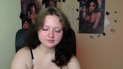 Snapshot of _foxy_lady chatting on June 2026 06:19:01 AM Alice online show from June 2026 06:19:01 AM