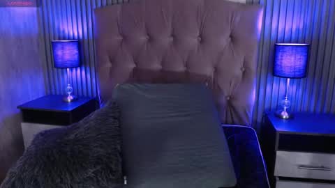 Mia online show from December 2025 04:25:01 PM