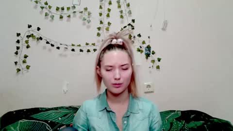 _kikiclark_ online show from December 2025 03:30:02 PM