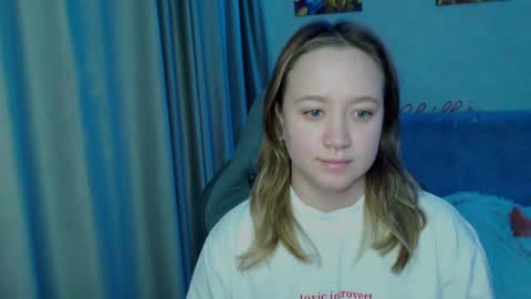 _lalune_ online show from February 2025 01:04:01 AM