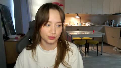 Snapshot of _lalune_ chatting on April 2026 07:24:02 AM _lalune_ online show from April 2026 07:24:02 AM