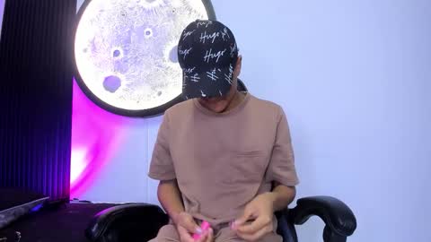 _leohot_ online show from November 2025 03:28:01 AM