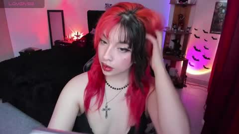 Snapshot of _lucyx__ chatting on June 2026 10:33:01 PM Queen. Help me reach 100 thumbs up online show from June 2026 10:33:01 PM