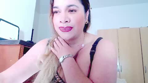 _lunagold_ online show from March 2026 05:25:01 PM