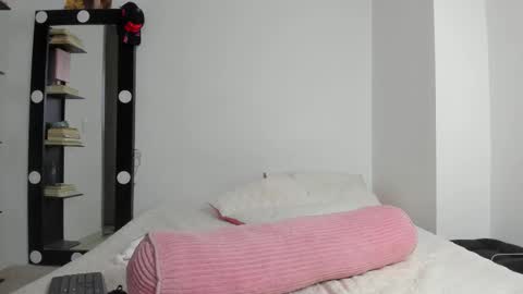 Luna online show from September 2025 02:05:02 AM