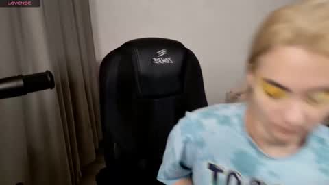 _meow_neko_ online show from February 2026 03:46:01 AM