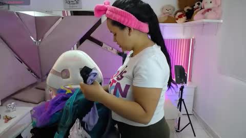  Mia  online show from October 2025 12:38:01 PM