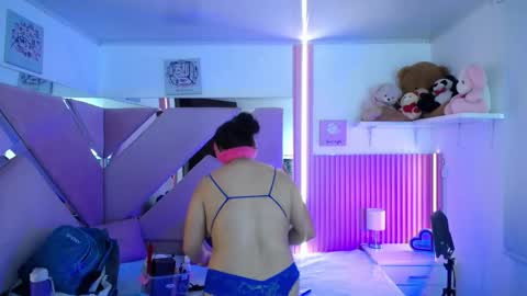  Mia  online show from November 2025 12:49:02 PM