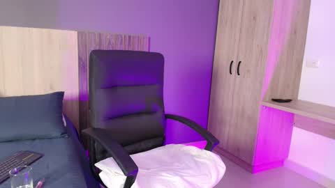 _miamiller_ online show from February 2025 11:08:02 PM