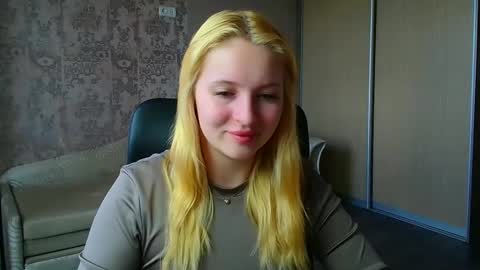 Snapshot of _mila_la_ chatting on June 2026 09:48:02 AM Melanie online show from June 2026 09:48:02 AM