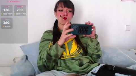 Snapshot of _missshe_ chatting on February 2025 09:26:02 AM Sophia Help me get 100 thumbs up online show from February 2025 09:26:02 AM