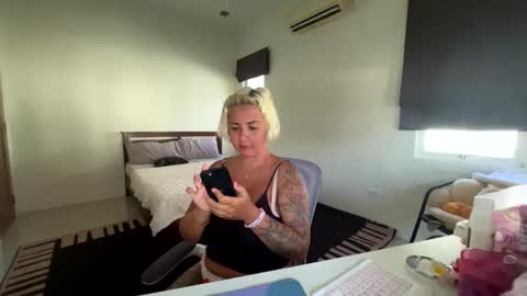 Snapshot of _morpho_ chatting on January 2025 08:16:02 AM Francine Aisi Morpho - a genus of blue butterflies. online show from January 2025 08:16:02 AM