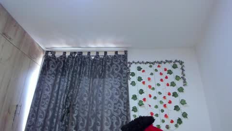 Snapshot of _nicollee chatting on December 2024 01:03:01 PM juliana online show from December 2024 01:03:01 PM