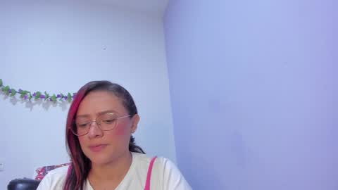 Snapshot of _nicollee chatting on February 2025 12:50:01 PM juliana online show from February 2025 12:50:01 PM