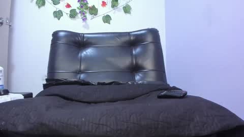 Snapshot of _nicollee chatting on February 2025 09:06:02 AM juliana online show from February 2025 09:06:02 AM
