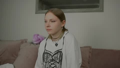 Snapshot of _penisflytrap_ chatting on April 2026 03:18:02 AM Viktoria online show from April 2026 03:18:02 AM