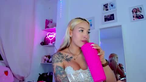 Snapshot of _viioletweekend_ chatting on February 2026 07:09:02 PM online show from February 2026 07:09:02 PM