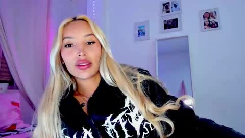 Snapshot of _viioletweekend_ chatting on February 2026 08:49:01 PM online show from February 2026 08:49:01 PM