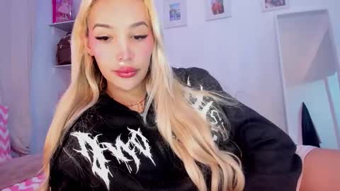 Snapshot of _viioletweekend_ chatting on March 2026 08:57:02 PM online show from March 2026 08:57:02 PM