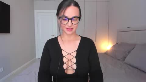 Snapshot of _worlin_ chatting on September 2025 10:53:02 AM Nika online show from September 2025 10:53:02 AM