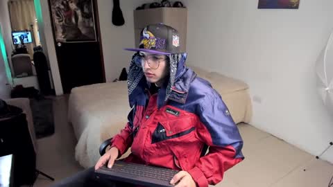 Snapshot of a_lejandro_08 chatting on December 2024 01:10:02 AM alejo online show from December 2024 01:10:02 AM
