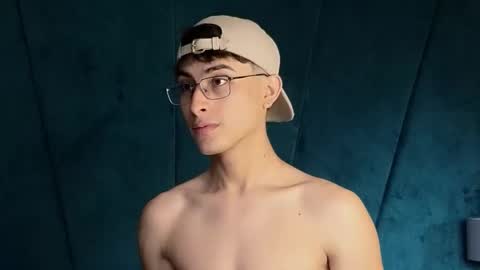 Aaron Ezequiel online show from November 2025 08:18:01 PM