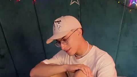 Aaron Ezequiel online show from December 2025 09:53:01 PM