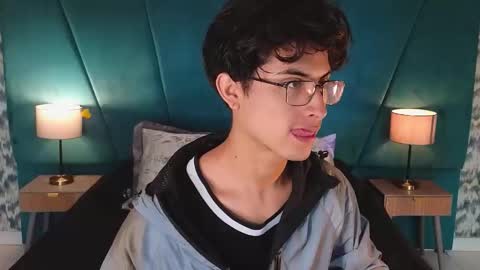 Aaron Ezequiel online show from June 2026 01:03:01 PM