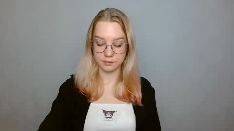 Snapshot of abbymoore__ chatting on January 2025 10:19:01 AM Abby Lovense is active online show from January 2025 10:19:01 AM