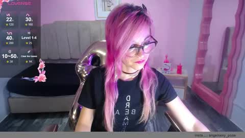 abril_ch_ online show from November 2025 10:50:02 AM